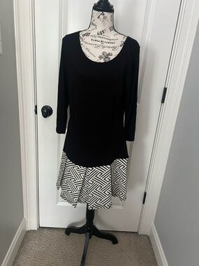 VENUS Black Midi Dress with Black-and-White Geometric Hem